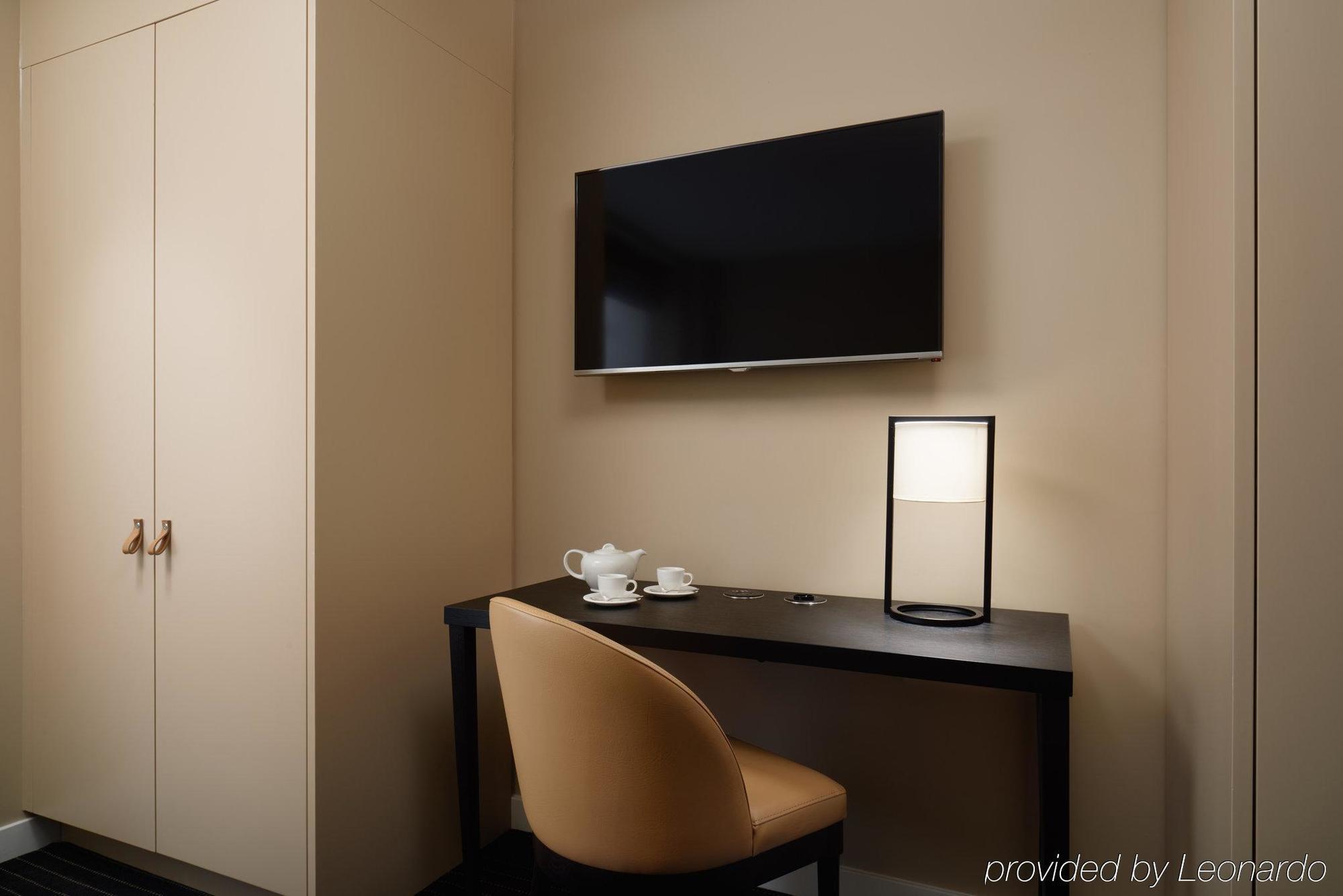 The Resident Victoria Hotel Лондон Екстериор снимка